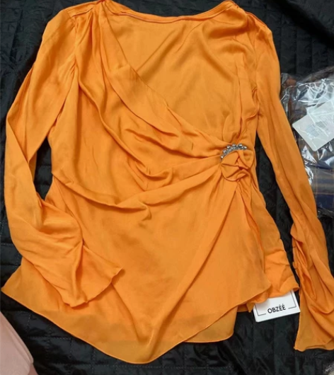 康金庸的桑蚕丝上衣,颜色非常漂亮,腰身修的...