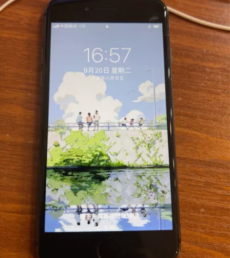 iPhone8，美版双网有锁机，成色8成新...