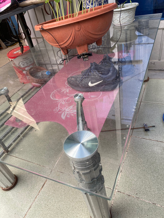 没毛病的玻璃茶几， 等待有缘人抱走 盖个桌...