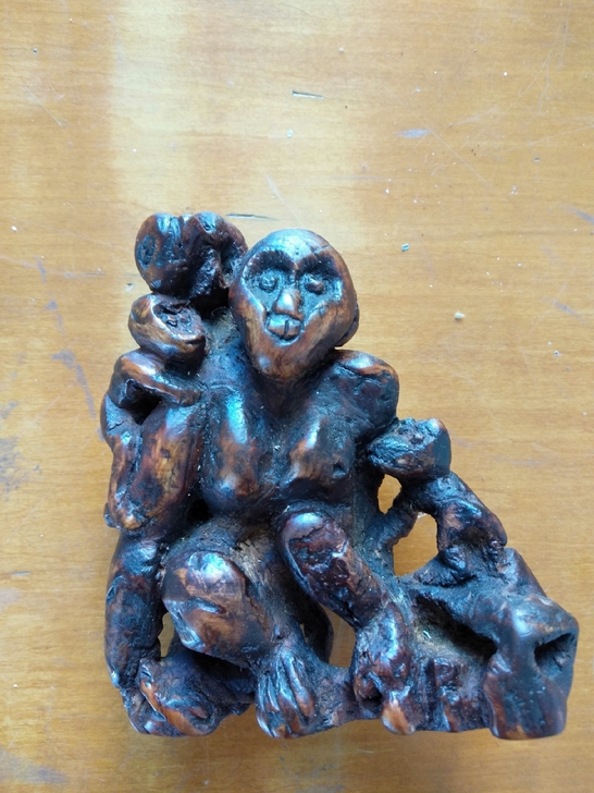 木雕猴。有包浆。年代不详。品相尺寸如图。