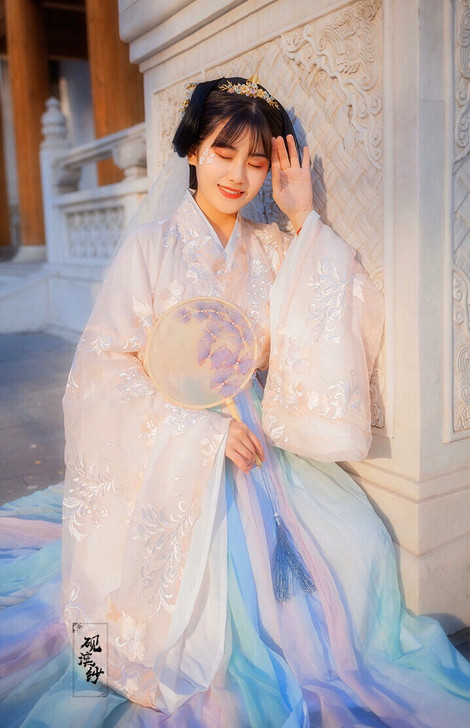 【砚滨纱】绣花交领襦裙-霓裳
