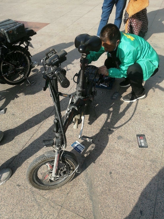 不想骑了，折叠电动车，电池可以跑三十公里，...