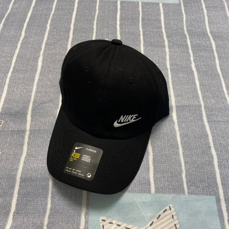 闲置出黑色鸭舌帽 百搭款 喜欢的朋友就带走吧