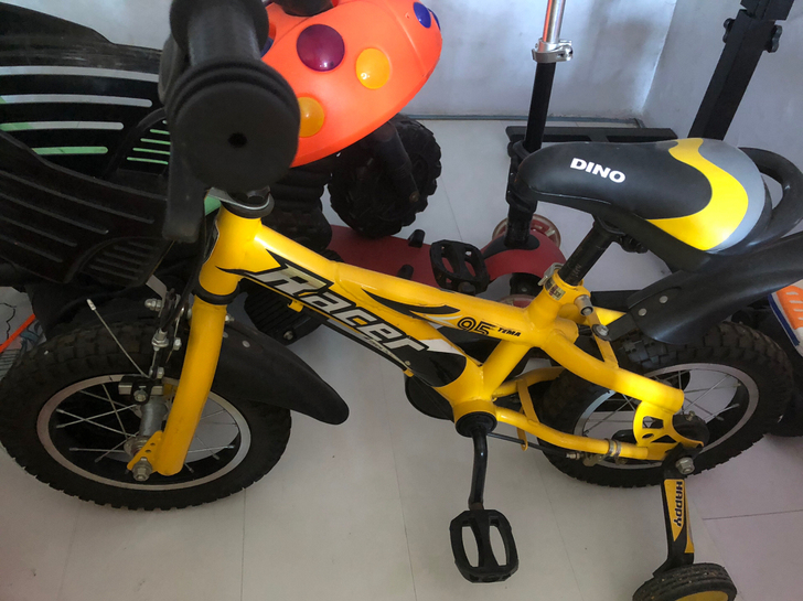 儿童自行车 带辅助轮