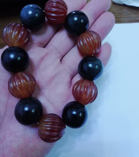 红与黑个性手串，红珠为玛瑙材质，黑色珠为黑...