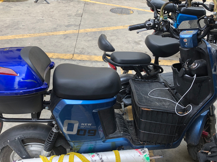 小包车009深远电池可取出充电非常方便，跑...