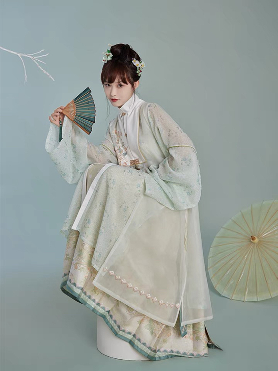 衣服已经收到，很貌美，决定自留啦