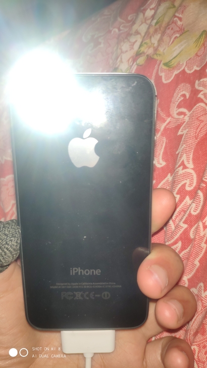 预出一个iPhone4S手机64G其他区域...