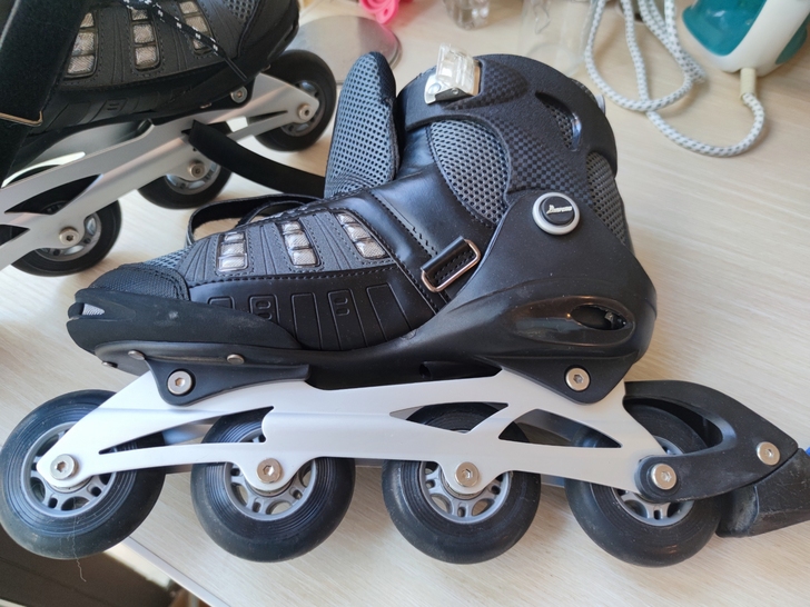 99新金峰成人轮滑鞋，42码，体育馆旁边体...