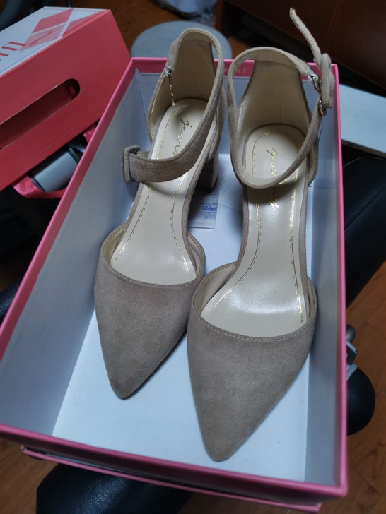 卓诗尼高跟鞋，几年前冲动买的，觉得太高了穿...