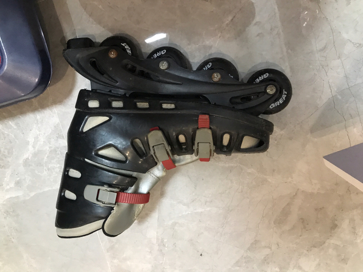 闲置溜冰鞋，心血来潮买的，拿去随便造，不心...