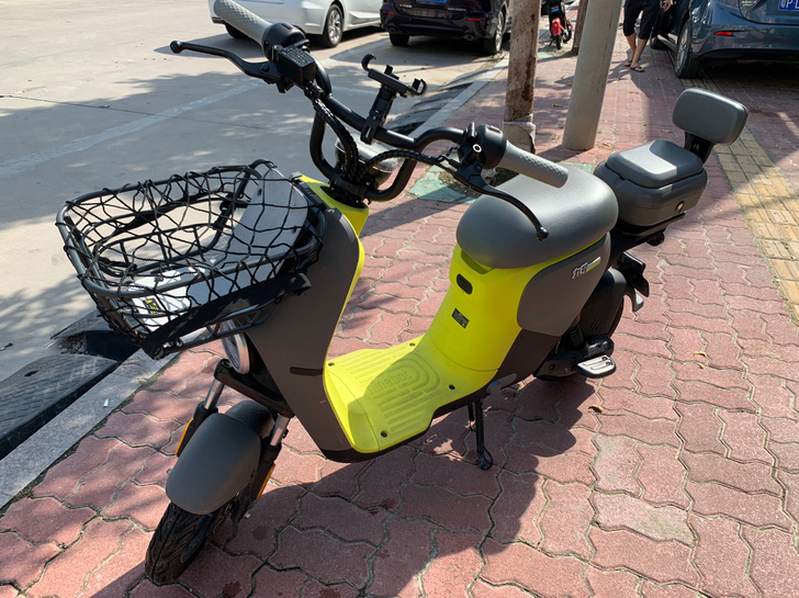 九号B40电动车 原价4100 加装几百块...