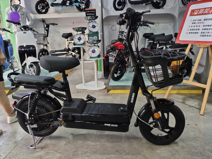 小刀电动车，方便取出来充电！