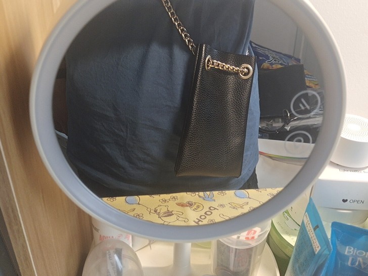 很百搭的手机包，小小的一个，很方便，五金质...