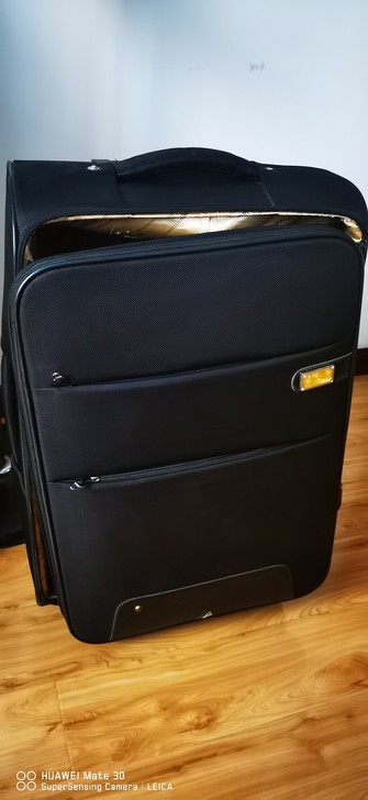 行李箱外观无明显划痕，不影响外观