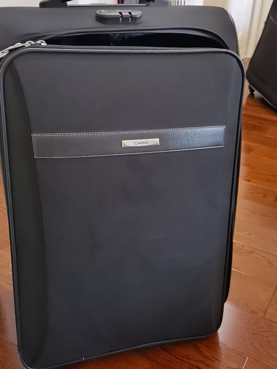 30寸两轮拉杆箱。68x26x46cm