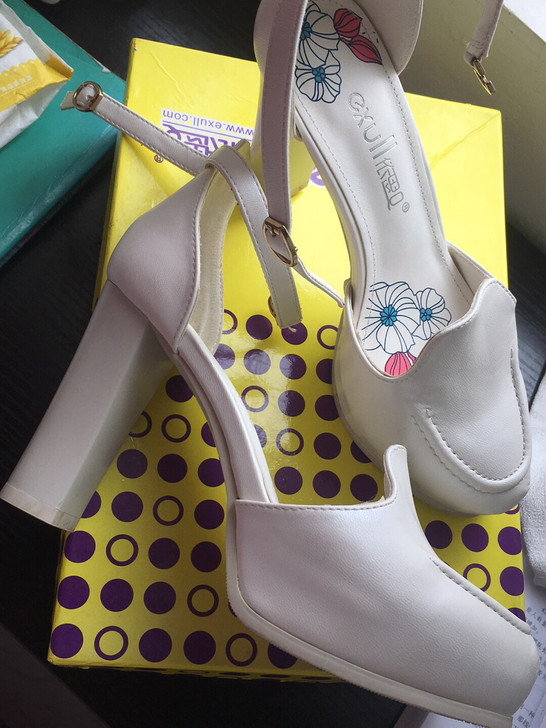 依思q春季女白色单鞋34码 粗跟防水台8成新