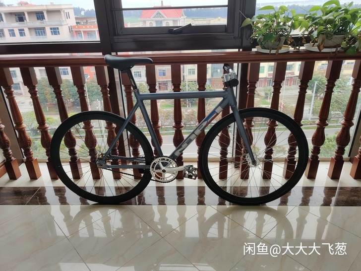 固齿，死飞，场地车9成新，有轻微划痕