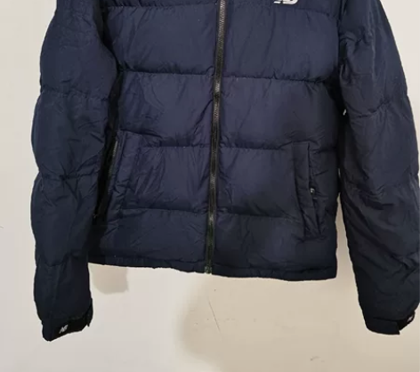 AB，男士羽绒服长63.宽59 感兴趣的话...