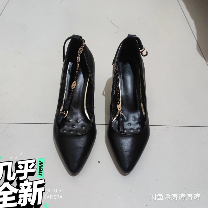 九成新，去年公司要求高跟鞋，穿了一个月左右...