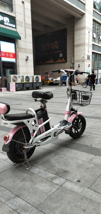 锂电电动车，电瓶可拆卸。12月在保电瓶，续...