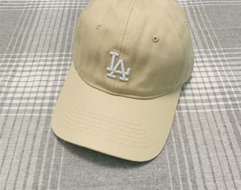 出个MLB休闲棒球帽，舅舅暑假送的，一直闲...