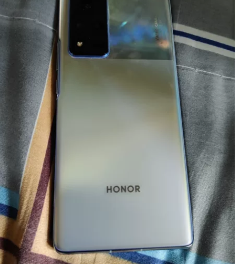 荣耀v40用了半年左右，然后换机子了，有明...