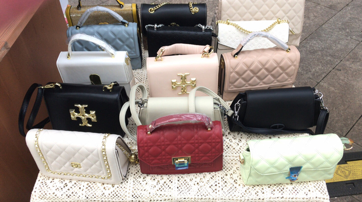 夜市上包包全部低价处理，50元一个，全是新...