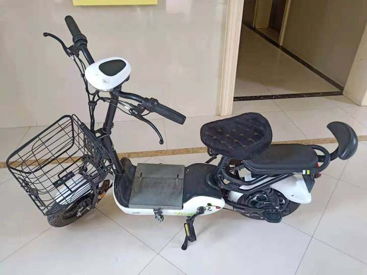 女士一手几乎全新电动车