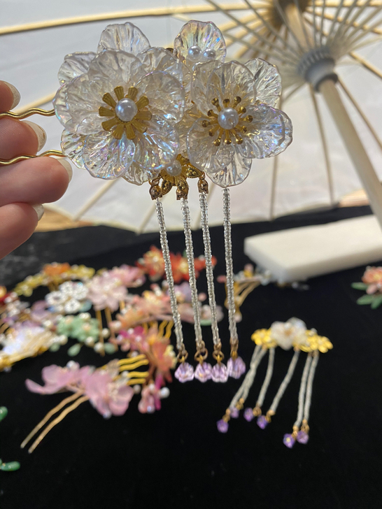 实体店掌柜着急清库存，换钱买凤冠材料