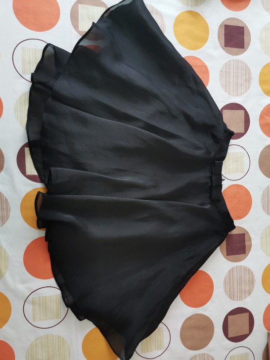 就有事场合穿过一次，胖了腰不行，蓬蓬荷叶裙...