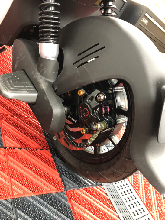 九号，慢出九号新c40，一改好后碟刹，更换...