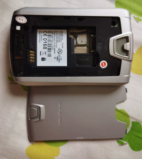 黑莓手机！回忆经典！电池找不到了，送手机套...