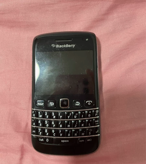 出一把手机一部黑莓 感兴趣的话点“我想要”...