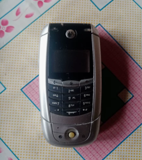 老物件摩托罗拉A780手机一直在家闲置,功...