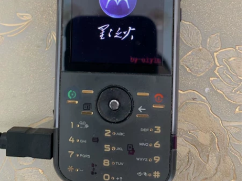 摩托罗拉zn5，拥有一块2.4英寸26万色...