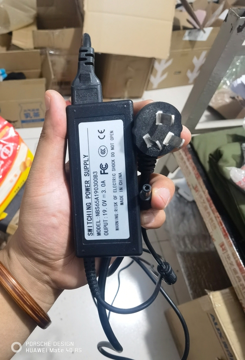 显示器电源适配器19V3A用不上了便宜转让。