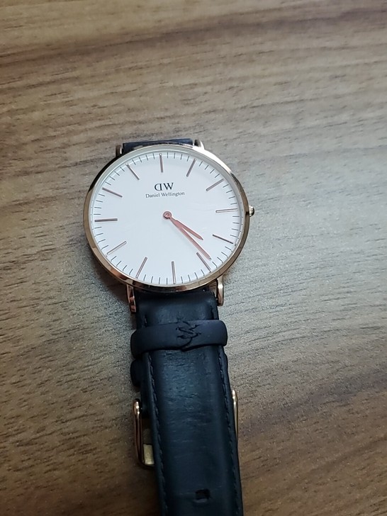 DW手表，戴过一段时间，基本是新的表带有点...