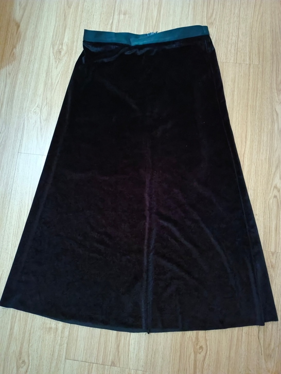 绒面半身裙m码，上身显瘦垂感很好。