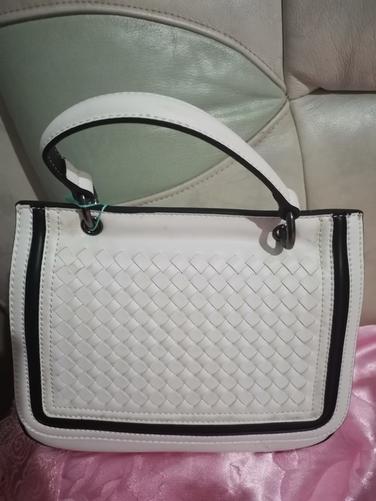 实体店入手 全新 质量很好 款式新颖 但是...