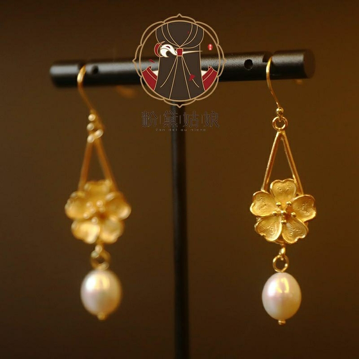 粉黛姑娘，五叶花耳环一对。全新未拆封。65...