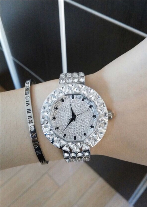 女表满钻手表,时尚靓丽女款石英表,就带了一...