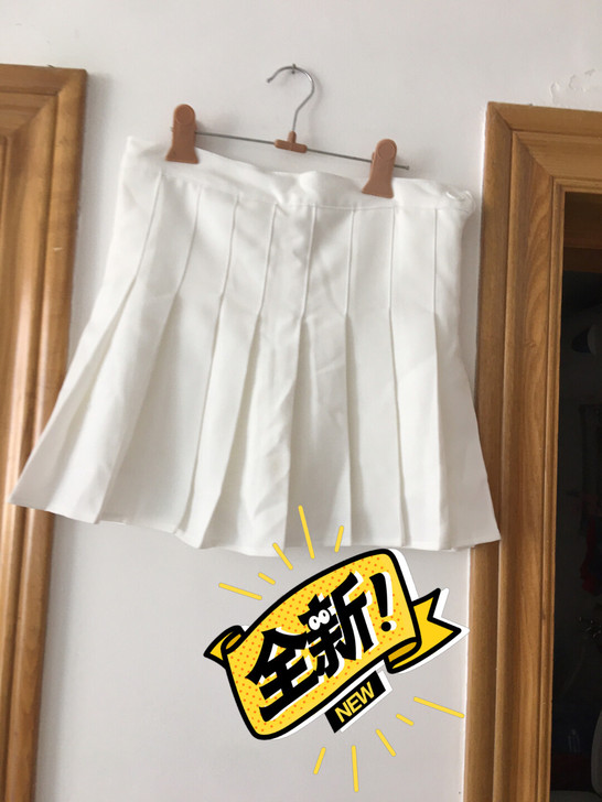 全新白色多褶裙子。腰围70到72cm，裙长...