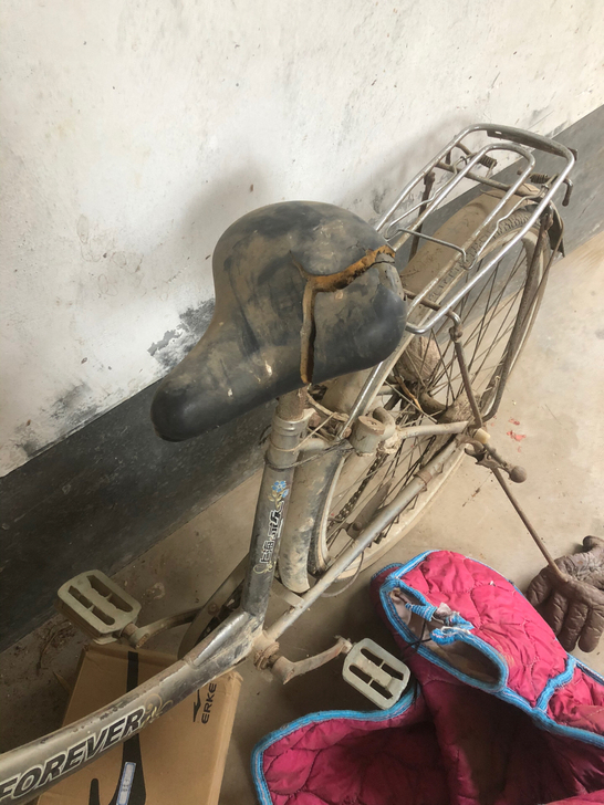 上海永久自行车，轮胎不行了，前面没刹车一直...