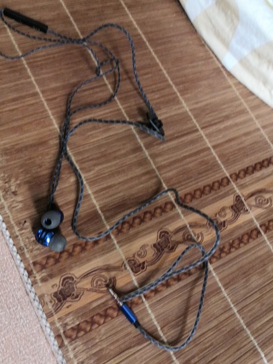 耳机10元，数据线10元，打包15元。本地...