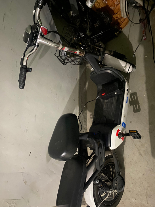 邦德电动车新电池用了一年是个黑色款七成新借...