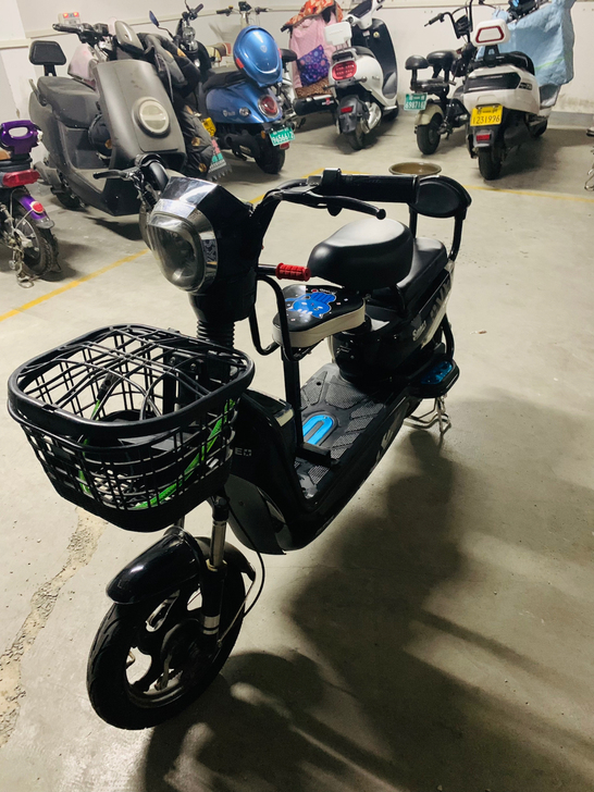 电动车，两年左右，能跑二十公里左右，赠送儿...