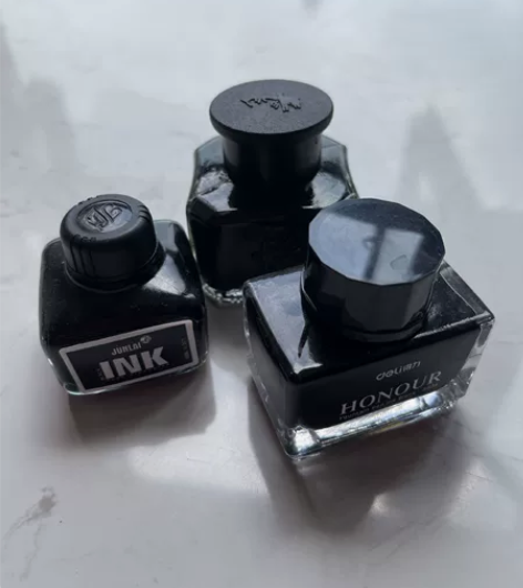 黑色墨水三瓶 全新仅开封，首页买两件物品可...