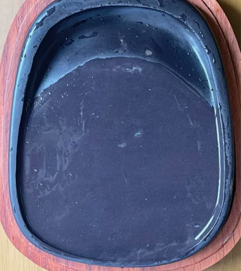 坑仔岩端砚。这个坑仔非常坚实、细腻。砚堂宽...