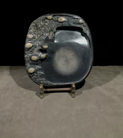 麒麟送宝，端砚，祥云麒麟天然石眼，砚堂微凹...